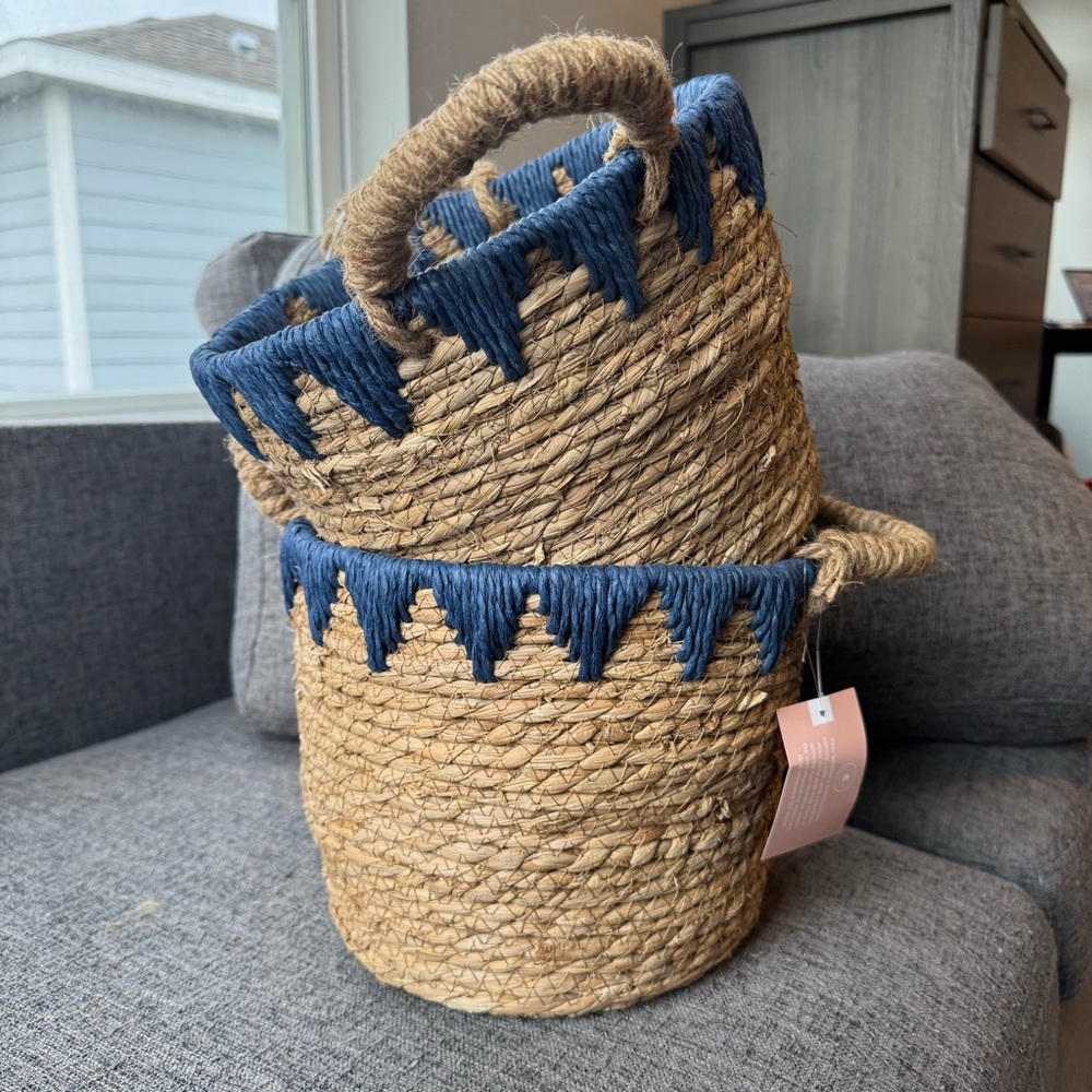 Stratton Home Decor Woven Straw Rustic Wicker Baskets Natural with Blue Accents‎